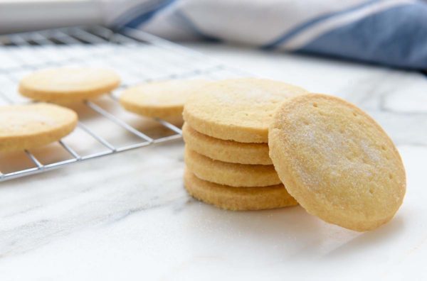 https://beewellhoneyfarm.com/wp-content/uploads/2020/03/honey-lemon-shoretbread-cookie-600x396.jpg